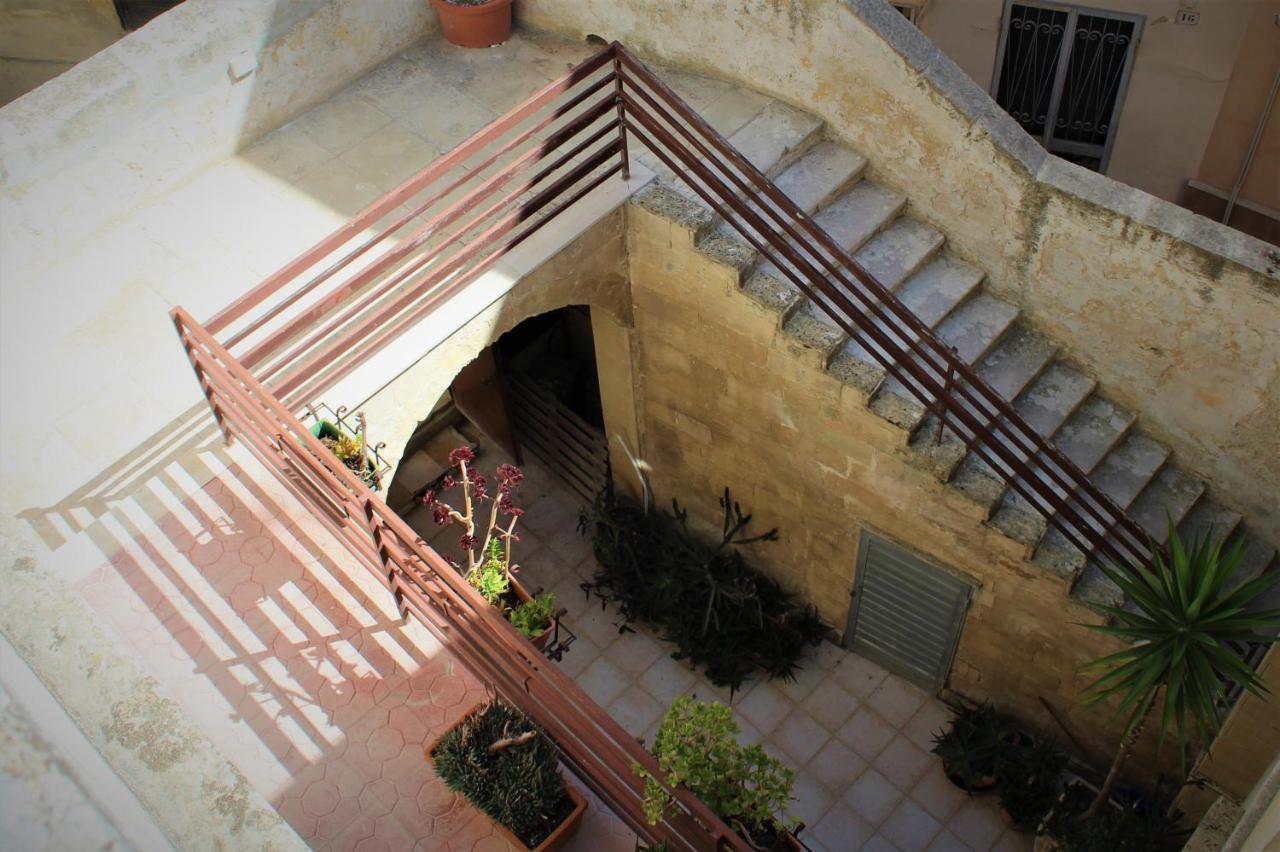 Dimora Vico Dei Nohi Bed & Breakfast เลชเช ภายนอก รูปภาพ